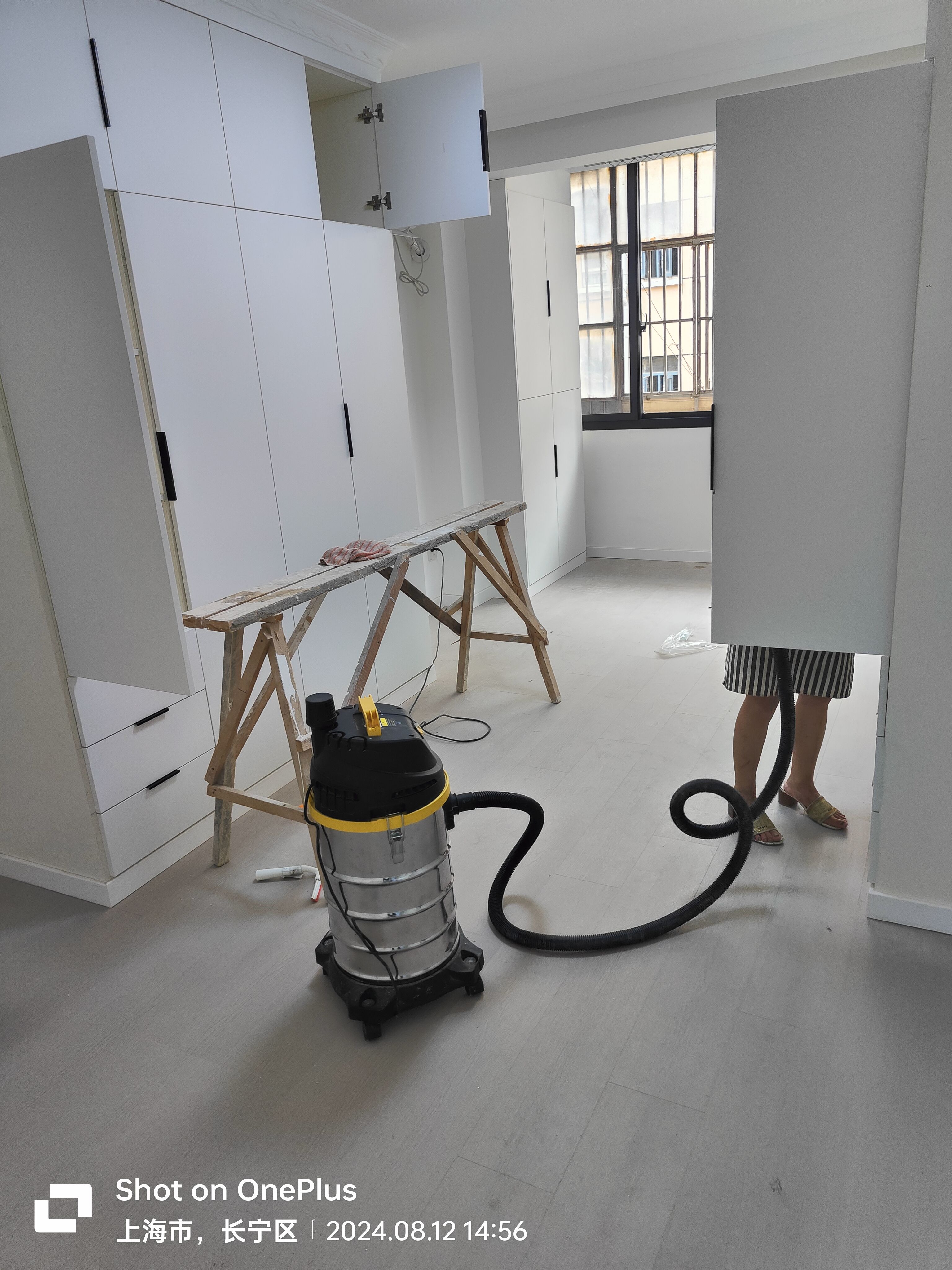 Shanghai decoration construction team renovates old houses and rents houses, renovates and cleans half-packaged houses. Master workers dismantle old houses and renovate them.