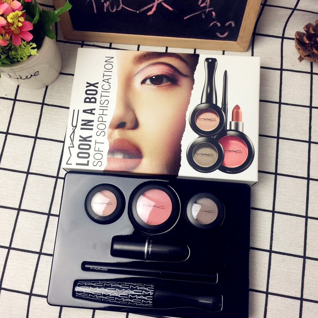 Tại chỗ Mac Makeup Set Nhìn Trong Một Hộp Giới Hạn Mini Lipstick Set 1.8 gam * 5 son dưỡng vaseline thỏi