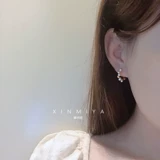 Небольшие золотые дизайнерские изысканные серьги из жемчуга, 18 карат, легкий роскошный стиль, тренд сезона