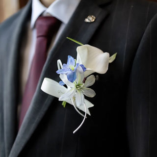 伴郎伴娘胸花高级感配饰高档百合马蹄莲白色新娘结婚摄影拍照胸针