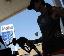 由于炼油厂的问题可能进一步耗尽本已很低的库存，洛杉矶汽油与纽约商品交易所期货交易的溢价达到历史最高水平。彭博社的数据显示...