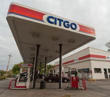 据一位知情人士透露，美国将允许仍在委内瑞拉运营的欧洲公司立即将更多石油转移到欧洲，而雪佛龙将被允许就恢复在该国的运营进行谈判...