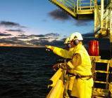 原油日报：周四美原油冲高回落，日内一度涨逾3%；但因为减产协议5月才生效，未能提振目前油价