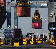 经济复苏的预期主导了近期市场的情绪，但是因为国际贸易的担忧情绪继续存在，因此仍限制黄金的跌幅；特朗普上周五威胁称，如果欧盟不取消针对美国龙虾的关税，将对欧...