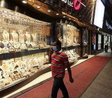 周四(10月22日)亚市盘中，美元指数展开反弹，现报92.80附近；现货黄金短线快速下跌，并一度逼近1910美元/盎司关口。美元反弹令金价承压。此外，美国财政刺激方案迟迟未能出炉，美国众议院议长佩洛西认为，可能无...