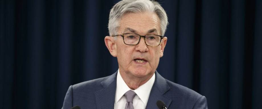 在美联储历史上，周四(8月27日)或许是具有里程碑意义的一天：美联储主席鲍威尔(Jerome Powell)正式向外界宣布，将调整原有货币政策框架，引入“平均通胀制”！