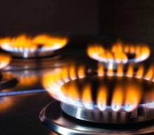 全球天然气短缺使美国燃料制造商比欧洲竞争对手更具优势。炼油厂依靠天然气作为关键的热源，将原油蒸馏成柴油和汽油等产品。在美国，天然气价格在过去一年翻了一番多...