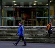 由于物价和利率飙升导致可支配收入下降，新西兰家庭正在削减支出。随着许多定期抵押贷款到期并转为更高的利率，更多的挤压将随之...