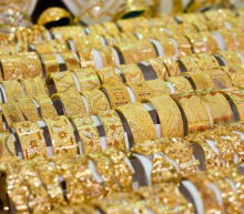 亚盘时段，现货黄金继续走高，现货黄金现报2048.82美元/盎司，涨幅0.52%；美元指数继续走低，弱势尽显，利多黄金的基本面因素仍在强化，美国财政部周三表示，将在下周所谓到期国债季度再融资操作中发行创纪...