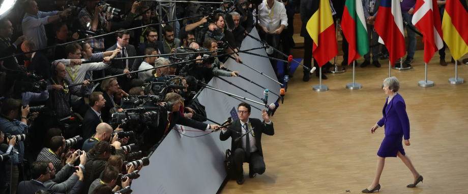 英国首相特雷莎·梅(Theresa May)周三(11月14日)获得内阁对于脱欧协议草案的支持，在此之后英镑曾短暂反弹，但周四随着多位大臣的辞职以及不信任投票的风险升温，英镑遭到大肆抛售。英镑/美元