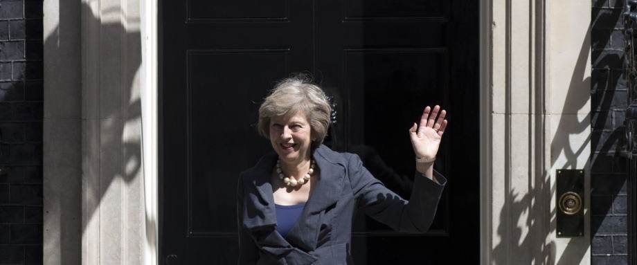 在剪不断理还乱的脱欧大戏中，英镑连日阴跌，而梅姨也即将迎来她的落幕时刻。