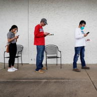美国标普500指数周四收跌0.38%，因担忧企业季报、数据、刺激方案和大选；