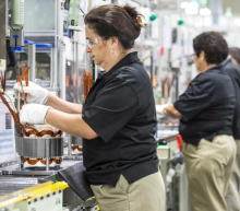 最新调查进一步表明，在截至1月的7个月收缩后，商业活动已恢复增长势头...