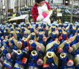 周五亚市早盘，美元指数涨势延续。中国外汇交易中心数据显示，在岸人民币兑美元触及6.96；据新浪报价，离岸人民币贬值失守6.97关口...