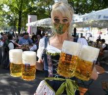 NYMEX美国原油(WTI原油)欧市盘初，油价震荡走低。OPEC+在9月遵守了减产协议，瑞穗能源期货主管Bob Yawger表示，受美元、美国能源信息署(EIA)和国际能源署(IEA)发出的可能影响未来OPEC政策的警告推动...