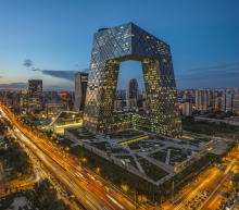 万科的A股，港股，美元债券和人民币债券周一全线暴跌，因为有传闻其与一些保险公司的贷款展期谈判并未取得进展，而该公司住房销量暴跌...