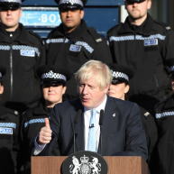 约翰逊试图明确退欧过渡期的期限，英镑跳水近百点；