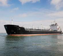 为了“绞杀”委内瑞拉、“极限施压”伊朗，美国下手了。《华尔街日报》当地时间8月13日透露，美国政府已扣押四艘据称向委内瑞拉运送伊朗汽油的民间油轮，是历史上首次...