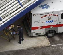 NYMEX美国原油(WTI原油)欧市盘初，油价震荡走低。因全球（主要是美国）新冠确诊病例激增使价格承压。据路透社统计，美国新冠确诊病例周四增加5万多例，连续第三天创下新高。市场此前认为出行限制的放松将提振原油...