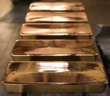 周五(8月7日)，黄金刷新纪录新高，破2070美元整数关口，因国际关系对峙加剧，加上新冠疫情大流行带来的负面冲击，金价有望实现连续九周上涨。不过美元指数反弹限制的金价升幅...