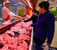 自去年中国重新开放以来，猪肉消费显然没有跟上供应，尽管外出就餐的人数再次激增。虽然缺乏可靠的数据，但农民已经提高了产量，以应对猪瘟的损失...