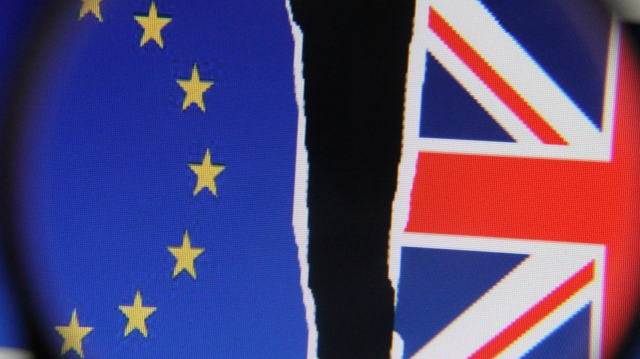 英国完成提前大选，保守党获多数席位。10月22日英国下议院虽然通过了约翰逊的脱欧协议，但随后否决了脱欧协议