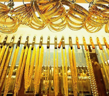 美元指数延续反弹，持续打压金银，白银在亚洲时段的刷新九个月低位，但朝鲜地缘政治紧张局势升温为其提供了一定支撑，主要焦点集中在今晚美国发布的一系列数据，以及美联储公布6月的会议纪要