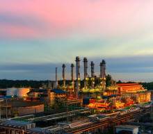 昨日夜盘在美国多个经济数据的利好影响下，美元指数小幅反弹。IEA月报的悲观预期令油价一度承压下跌。基本面消息多空交织，外围美元下跌稍作整理，原油有小幅上冲的空间，操作上，谨慎做多