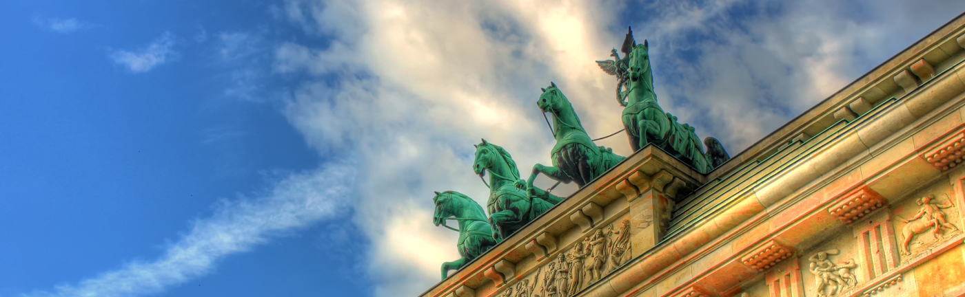 德国是世界贸易大国，同230多个国家和地区保持贸易关系。德国产品以品质精良著称，技术领先，做工细腻，但成本较高。德国出口业素以质量高、服务周到、交货准时而享誉世界。主要出口产品有汽车、机械产品、化学品、通讯技术、供配电设备和医学及化学设备。主要进口产品有化学品、汽车、石油天然气、机械、通讯技术和钢铁产品。主要贸易对象是西方工业国，其中进出口一半以上来自或销往欧盟国家