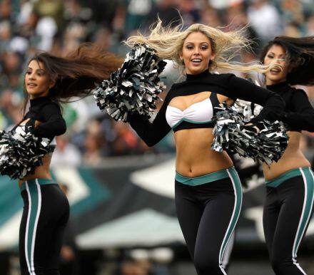 近期，美元指数疲软，创出2年新低，令金银获得支撑。但加息方面，虽然美联储许多官员对通膨表示担忧，但目前看 3 月加息概率继续上升，而技术面上看，金银依然处于上升态势。因此，建议保持观望。操作上，逢低做多