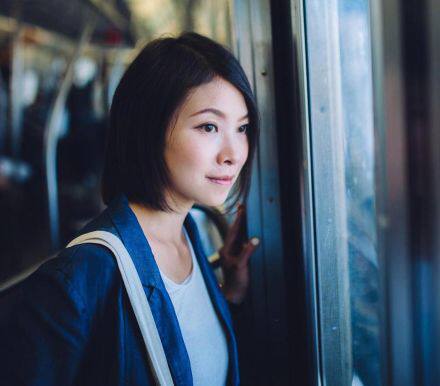 外围美股走强给恒指一定的牵引力量。权重蓝筹发力支持港股升势，恒指收高。现美联储维持11月基准利率不加息正面提振市场，投资者憧憬企业季报业绩给市场带来支持。A股震荡走势给恒指上升动力带来影响