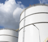 今天夜晚就要发布API库存数据，可能正是这个原因，API原油库存数据相关的问题比较集中。API的全称是美国石油协会（American Petroleum Institute，API），每周会发布原油库存报告，主要是测量了每周美国公司的商业原油和汽油库存变化，以及库欣库存变动情况。对于专业交易者而言，该数据主要的作用是作为稍晚会发布的美国能源信息署（EIA）原油/汽油/库欣库存的