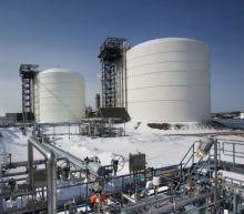 中东紧张局势升温令油价获得强劲提振，但美元反弹和美国原油产量不断攀升引发的担忧情绪依然严重，这在一定程度上限制着油价进一步走高的空间，尽管API利空原油，但美元在议息前料有较强的走势，建议高位空为主