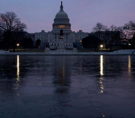 黄金周二窄幅震荡，最高触及1883.48美元/盎司，进一步上行的阻力依然较大，虽然特朗普已经签署了上周达成的援助法案，但从市场的反应来看，这份法案对于通胀风...