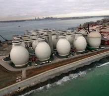 多重利空因素令投资者保持谨慎，风险情绪遭受打压也限制了原油等风险类资产的表现，早间的 API 原油库存数据大幅增加，对行情构成压力，特朗普对于重新挑选国家安全顾问上，已经明显...