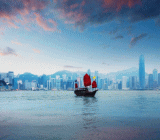 周二中午，在香港交易及结算所有限公司（香港交易所）宣布取消早市交易3小时后，港交所称，八号台风信号现正生效，证券及衍生产品市场全日暂停交易...