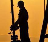 自5月底美国征收钢铝关税以来，石油价格与股票、其他大宗商品以及新兴市场的走势出现分歧。分析师认为，这是油价波动仍持续挑战原油买家的信号。