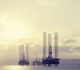 周一早些时候布伦特原油价格下跌超过2％，因交易商考虑预期产量增长，这是周五在维也纳石油输出国组织（欧佩克）总部达成的。