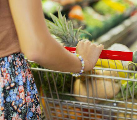 美国相继公布一连串重磅经济数据，尽管5月企业库存和6月工业产出传来佳音，但最受关注的零售销售和消费者物价指数意外均不及预期，随后公布的消费者信心指数也表现不佳，美联储加息概率急剧降