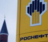 据三位知情人士称，俄罗斯石油公司（Rosneft）推迟与两家印度国有炼油商签署新的原油协议，因为Rosneft已承诺向其他客户销售其原油...