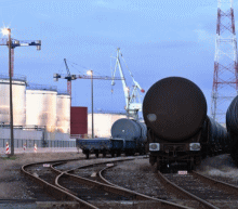 由于低原油价格和低炼油利润率冲击盈利，加拿大最大的石油公司今年继续出现季度亏损。周三，Suncor Energy宣布，由于大流行严重打击了加拿大的上游和下游行业，今年迄...