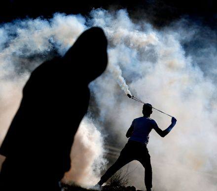 叙利亚政府对反抗军控制的东古塔地区进行的轰炸仍在持续，联合国秘书长古特雷斯当日要求叙利亚交战各方立即停火30天