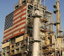 据行业专家称，尽管劳动力和供应链受到限制，但油价上涨刺激了更多的钻井和完井活动，美国石油产量预测上调。在俄乌冲突的推动下，美国油价维持在每桶100美元以上...