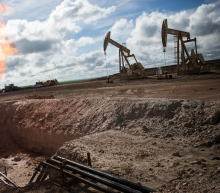 美原油方面，从近期的走势来看，原油价格走势受制于美元的上涨，昨日与美指走势呈现负相关性，技术面来看，美元指数冲高回落，已经涨至 W 底颈线压力位附近，而油价出现探底回升，日线级别也...