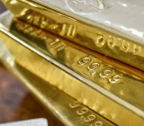 2月13日，现货黄金价格触及4个交易日高位，因美元走贬。投资者静待美国通胀数据，以从中寻找美国升息步伐的线索。美国的通胀数...