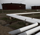 EIA公布月报显示，将2018年全球原油需求增速预期下调11万桶/日至158万桶/日，同时预计2018年美国原油产量增加68万桶/日，此前预期为增加59万桶/日。报告公布后