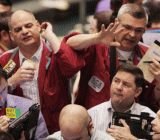 美国商品期货交易委员会(CFTC)周五(6月23日)发布的周度报告称，截至6月20日当周，对冲基金及其他基金经理连续两周减持美国原油期货及期权净多头头寸至11月低位