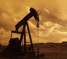 今日早间开盘55.9附近，证明日内多头还会继续冲高，日内延续隔夜涨势继续向上试探，所以目前需要重点关注56的企稳情况，上看56.5一线。操作上，以回调低多为主