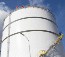 油市氛围偏空，美国能源信息署(EIA)将公布原油库存数据报告，该数据与先前公布的API数据往往有着高度的同步性，因此其非常有可能录得的大幅增加数字将进一步打压油价下行。操作上，高抛为主