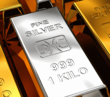 因沙特而导致在的石油价格上涨，美债和美元下跌，以及与美国总统特朗普的远东旅行有关的不安都共谋推高黄金价格。不过要维持这些涨势很挣扎，朝鲜问题的淡化，无疑将避险情绪降温